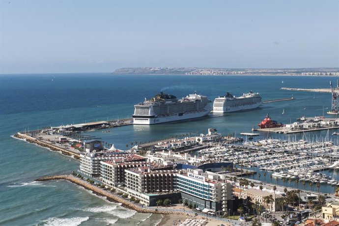 Archivo - Arxiu - Vista del port de la ciutat d'Alacant des del Castell de Santa Barbara