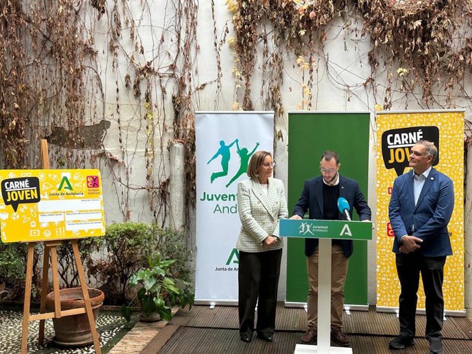 El responsable provincial del Instituto Andaluz de la Juventud, José Luis de la Torre, interviene ante los medios en presencia de la delegada de Inclusión Social de la Junta, Matilde Ortiz, y el director gerente de Cetursa, Jesús Ibáñez