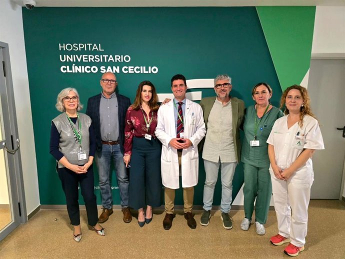 Encuentro entre representantes del Clínico, con el director gerente, Manuel Reyes, en el centro, y Asgradin