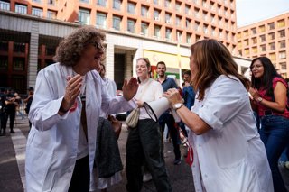 Archivo - Sanitarios durante la manifestación con motivo de la huelga de médicos contra el nuevo Estatuto Marco, frente al Ministerio de Sanidad, a 3 de octubre de 2025, en Madrid (España). Esta huelga de médicos, convocada por la Confederación Española d