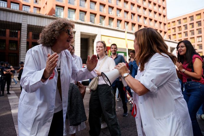 Archivo - Sanitarios durante la manifestación con motivo de la huelga de médicos contra el nuevo Estatuto Marco, frente al Ministerio de Sanidad, a 3 de octubre de 2025, en Madrid (España). Esta huelga de médicos, convocada por la Confederación Española d