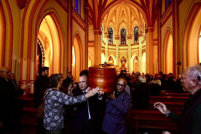 Los malagueños despiden al cantaor flamenco Antonio Fernández Díaz 'Fosforito', en la iglesia de San Peblo, sede de la Cofradía del Cautivo de Málaga.