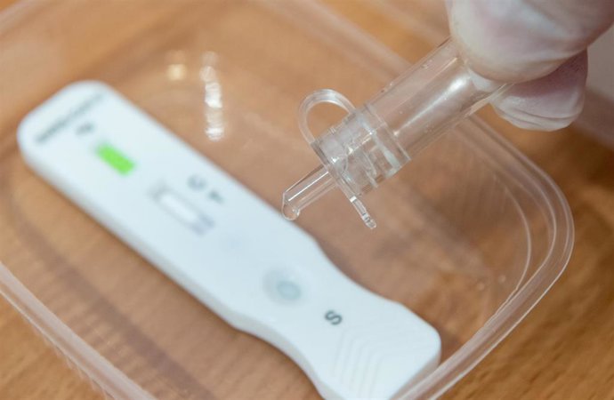 Archivo - Imagen de recurso de una prueba diagnóstica rápida.