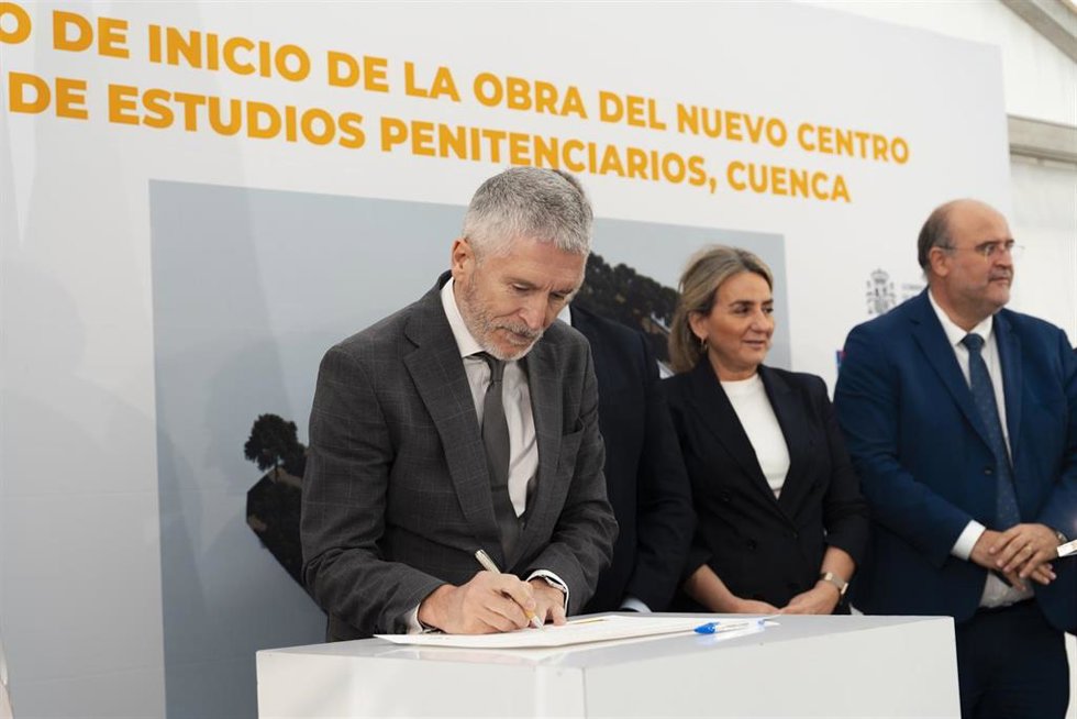Archivo - El ministro del Interior, Fernando Grande-Marlaska (1i), firma el inicio de las obras del futuro Centro de Estudios Penitenciario, a 3 de abril de 2024, en Cuenca, Castilla-La Mancha (España). El centro se ubica en el espacio que antes ocupaba