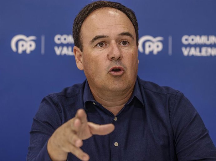 Archivo - El portavoz del PP de Valencia y miembro del comité ejecutivo nacional, Juanfran Pérez, durante una entrevista para Europa Press, a 15 de julio de 2025, en Valencia