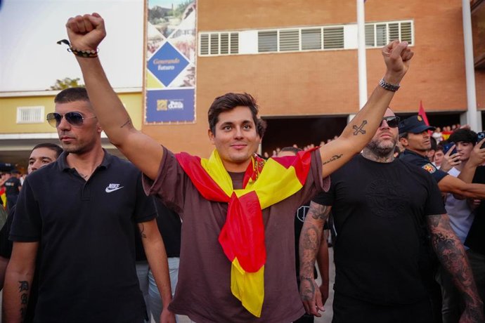 El seudo periodista Vito Quiles llega a la concentración convocada bajo el lema 'España combativa' en la Universidad Pablo Olavide de Sevilla (UPO). 