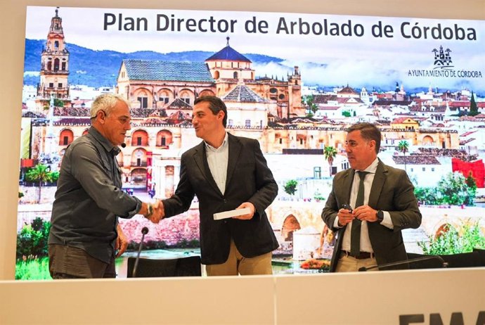 El alcalde de Córdoba, José María Bellido, junto al delegado de Infraestructuras, Miguel Ruiz Madruga y el CEO de la empresa Dr Árbol, Gerardo Passola, presentan el Plan Director de Arbolado de Córdoba.