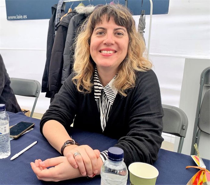 Archivo - La escritora Laura Fernández en el Sant Jordi 2022 en Barcelona