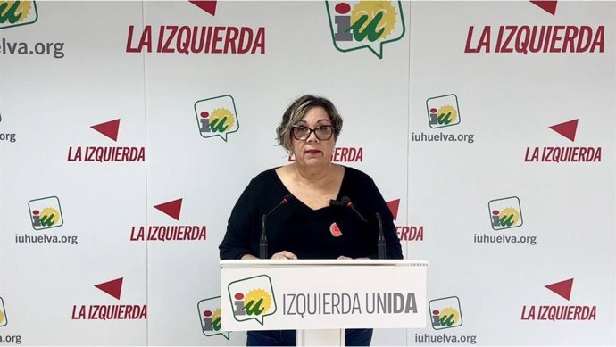 La coordinadora local de IU Huelva, Mónica Rossi, este viernes en rueda de prensa.