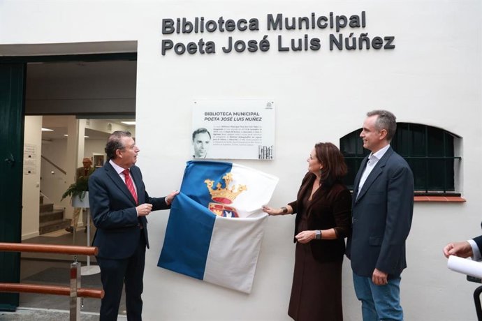 El presidente de la Diputación de Sevilla, Javier Fernández, asiste a la inauguración de la Biblioteca Municipal de Espartinas (Sevilla).