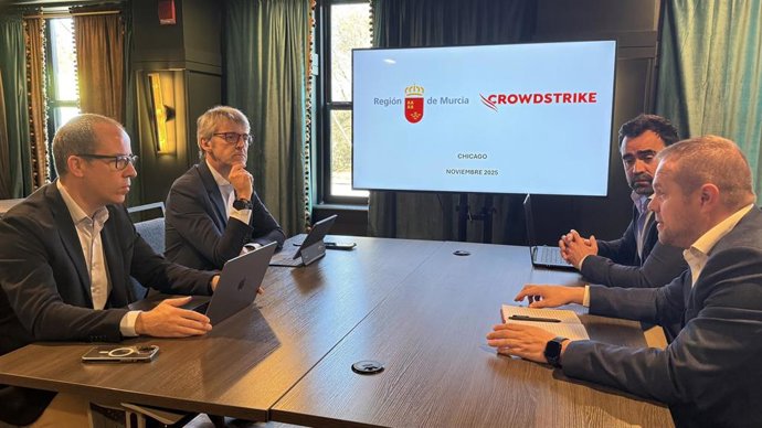 En la imagen, el consejero de Economía, Hacienda, Fondos Europeos y Transformación Digital, Luis Alberto Marín (2i), junto al vicepresidente de CrowdStrike para el área Sur de Europa, Juan Luis Garijo (1d).