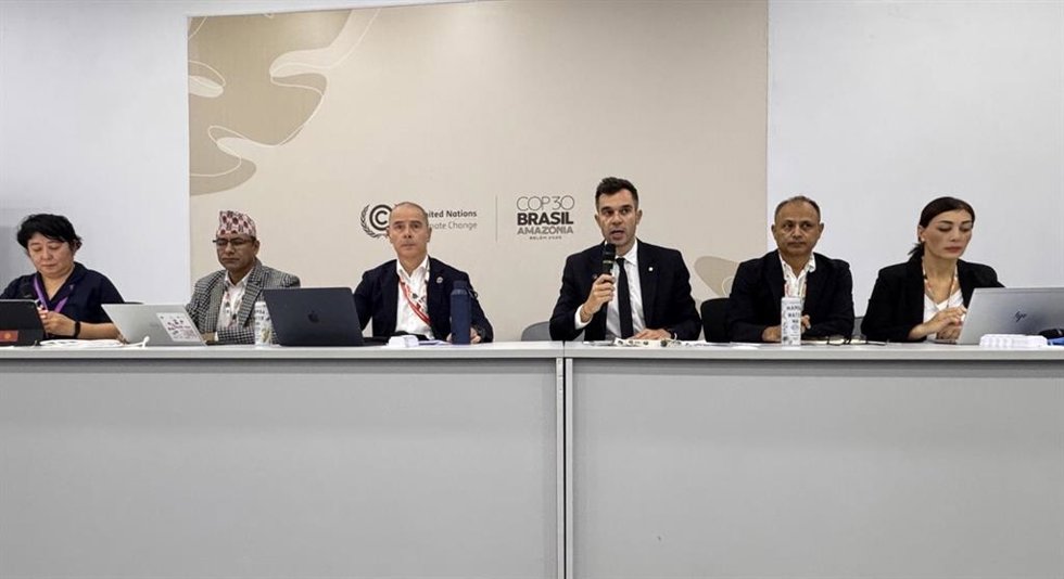 Forné, con el micrófono en la mano, en el evento paralelo a la COP30