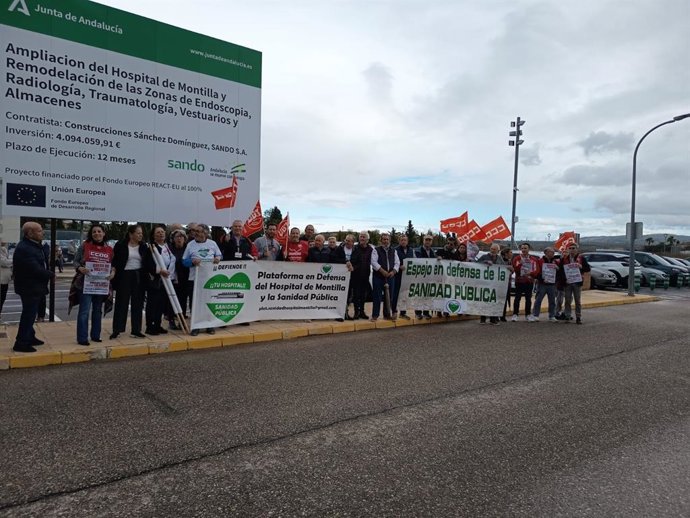 Delegados de CCOO se concentran ante el Hospital de Montilla y exigen a la Junta más contrataciones.