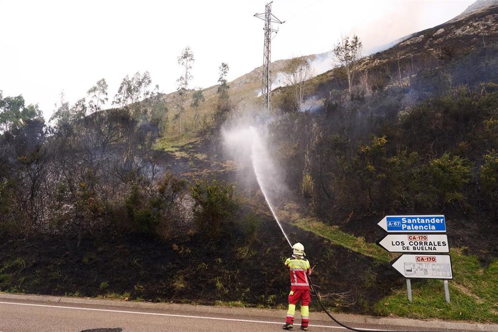 Bomberos trabajan por extinguir las llamas ocasionadas por un incendio forestal