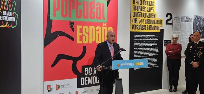 El subdelegado del Gobierno, Jacinto Canales, y la subdirectora general de los Archivos Estatales del Ministerio de Cultura, Ana María López, han inaugurado este viernes la exposición 'Portugal-España: 50 años de democracia'