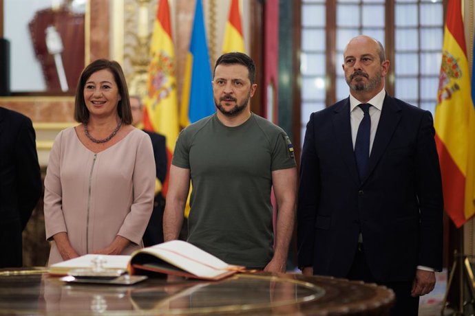 Archivo - (I-D) La presidenta del Congreso de los Diputados, Francina Armengol; el presidente de Ucrania, Volodimir Zelenski, y el presidente del Senado, Pedro Rollán, posan tras la firma del Libro de Honor, en el Congreso de los Diputados, a 27 de mayo d