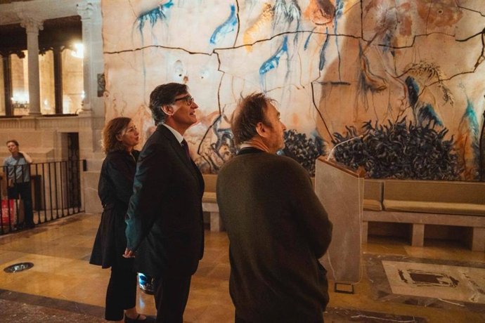 El presidente de la Generalitat, Salvador Illa, visita la capilla del Santíssim de la Catedral de Mallorca junto a la presidenta del Congreso, Francina Armengol, y el artista mallorquín Miquel Barceló.