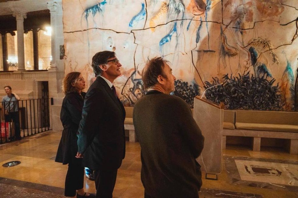 El presidente de la Generalitat, Salvador Illa, visita la capilla del Santíssim de la Catedral de Mallorca junto a la presidenta del Congreso, Francina Armengol, y el artista mallorquín Miquel Barceló.