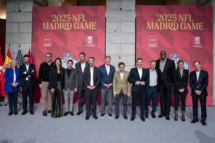 Foto de familia durante una recepción a los representantes de la liga estadounidense de fútbol americano (NFL) en la sede del Gobierno de la Comunidad de Madrid