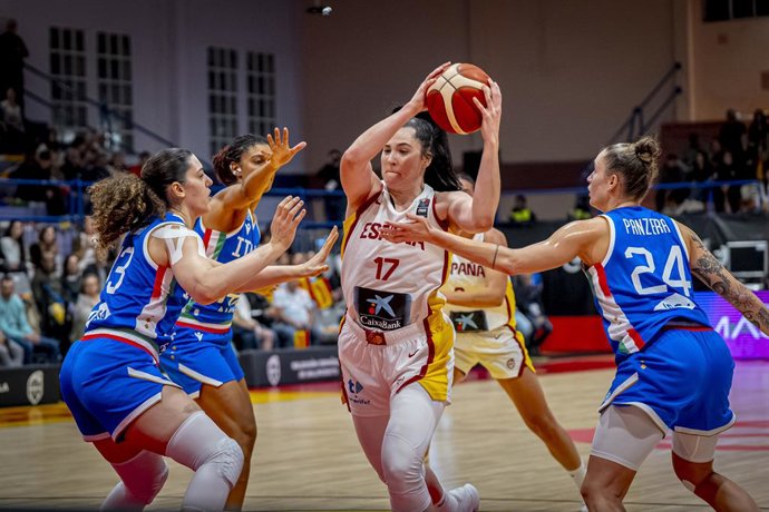 Megan Gustafson, en un partido con la selección española.