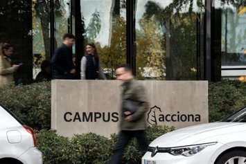 Logotipo de Acciona en la sede de Madrid, a 14 de noviembre de 2025, en Madrid (España). Agentes de la Unidad Central Operativa (UCO) de la Guardia Civil han acudido hoy a varias sedes de la empresa Acciona dentro de una derivada del 'caso Koldo' que se i