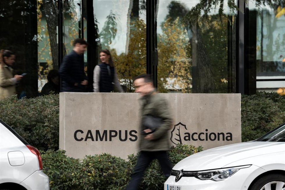 Logotipo de Acciona en la sede de Madrid, a 14 de noviembre de 2025, en Madrid (España). Agentes de la Unidad Central Operativa (UCO) de la Guardia Civil han acudido hoy a varias sedes de la empresa Acciona dentro de una derivada del 'caso Koldo' que se