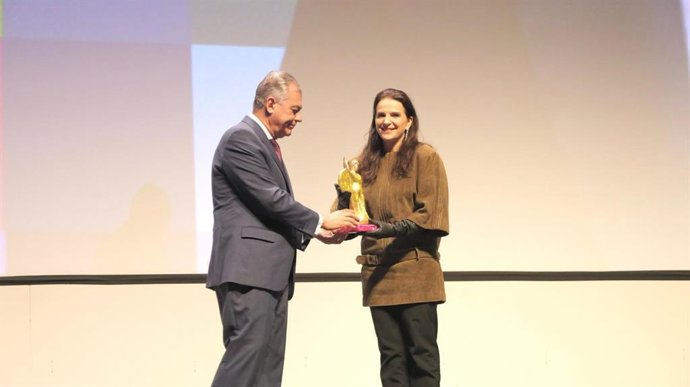 Entrega por parte del alcalde a la actriz Juliette Binoche del Giraldillo de Honor del Festival de Cine Europeo
