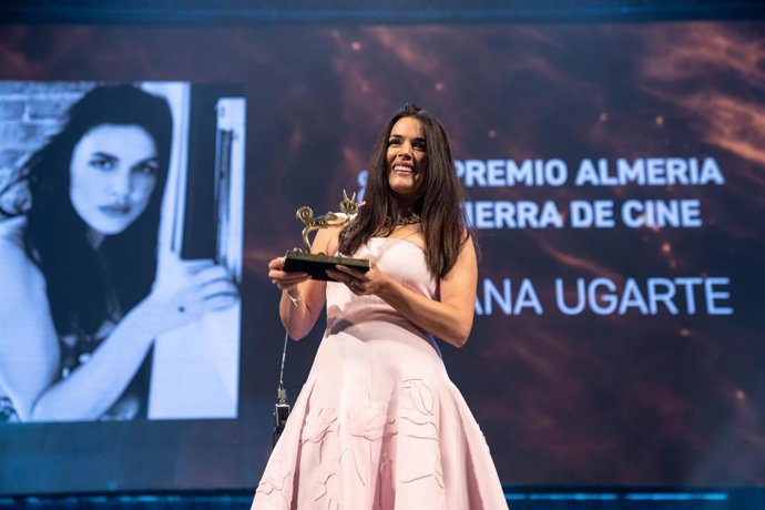 La actriz Adriana Ugarte recoge el premio 'Almería, tierra de cine'.