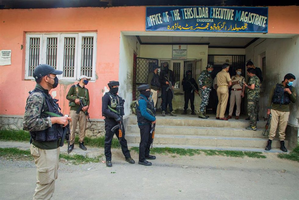 Archivo - Policías y soldados paramilitares indios montan guardia frente a una oficina gubernamental (archivo)