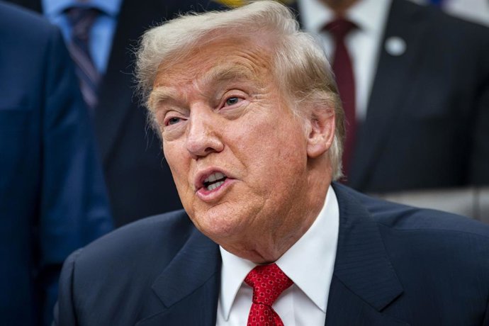 12 de novembro de 2025, Washington, Distrito de Columbia, EUA: O presidente dos Estados Unidos, Donald J. Trump, fala antes de assinar o pacote de financiamento para reabrir o governo federal no Salão Oval da Casa Branca em Washington, DC, em 12 de novemb