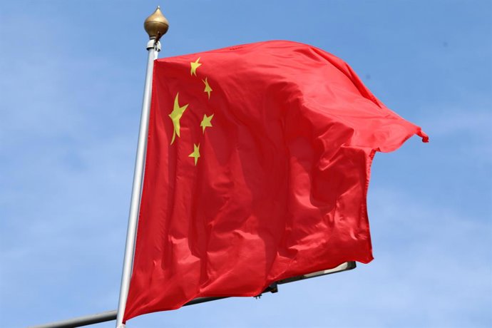 Archivo - 20 de junho de 2025, São Petersburgo, Rússia: A bandeira nacional chinesa tremula ao vento em um mastro.