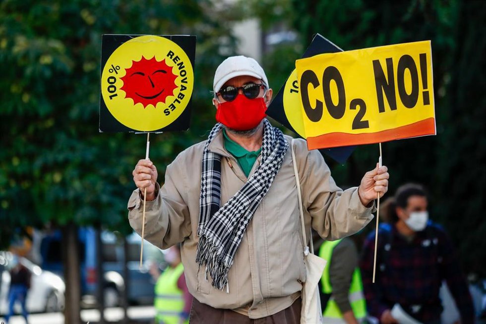 Archivo - Un grupo de personas participa en la sentada ante el Congreso de los Diputados convocada con motivo del Día Global de Acción por el Clima, en Madrid (España), a 25 de septiembre de 2020. 