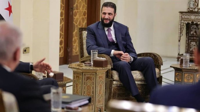 Archivo - Arquivo - O presidente de transição da Síria, Ahmed al Shara, líder do grupo jihadista Hayat Tahrir al Sham (HTS), durante uma reunião oficial na capital Damasco (arquivo).