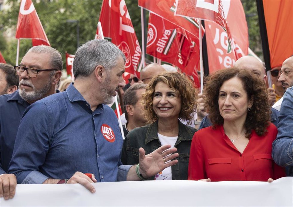 Archivo - De izquierda a derecha, el secretario general de UGT-A, Óskar Martín; la secretaria general del PSOE-A, María Jesús Montero, y la secretaria general de CCOO-A, Nuria López, en la manifestación del 1 de mayo de 2025 en Sevilla. (Foto de archivo