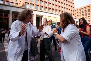 Archivo - Sanitarios durante la manifestación con motivo de la huelga de médicos contra el nuevo Estatuto Marco, frente al Ministerio de Sanidad, a 3 de octubre de 2025, en Madrid (España). Esta huelga de médicos, convocada por la Confederación Española d