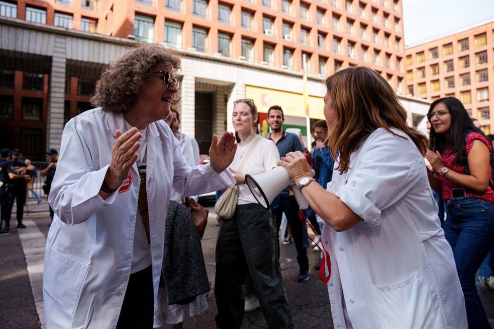 Archivo - Sanitarios durante la manifestación con motivo de la huelga de médicos contra el nuevo Estatuto Marco, frente al Ministerio de Sanidad, a 3 de octubre de 2025, en Madrid (España). Esta huelga de médicos, convocada por la Confederación Española