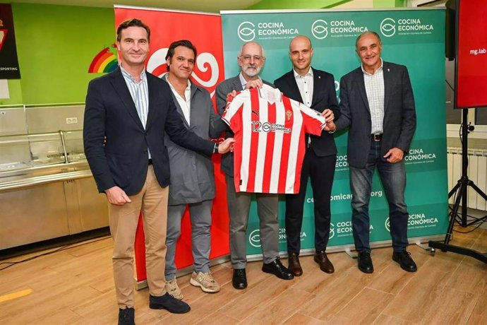 El Sporting homenajea a la Cocina Económica en su partido contra la SD Eibar.