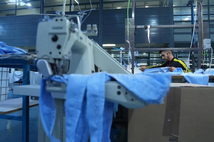 Taller de producción propia de confección del CIRE, en el Centro Penitenciario de Mas d’Enric en Tarragona.