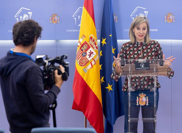 Archivo - La portavoz de Sumar en el Congreso, Verónica Martínez, durante una rueda de prensa, previa a la Junta de Portavoces, en el Congreso, a 14 de octubre de 2025, en Madrid (España).