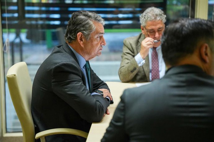 El consejero de Sanidad, Presidencia y Emergencias de la Junta de Andalucía, Antonio Sanz (c), preside una reunión del simulacro 'Respuesta 25', organizado por la Agencia de Seguridad y Gestión Integral de Emergencias de Andalucía (EMA). (Foto de archivo)