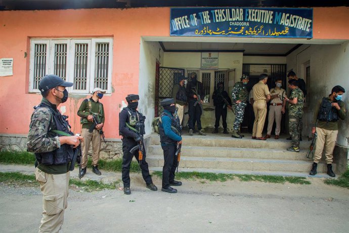 Archivo - May 11, 2022, Srinagar, Jammu and Kashmir, India: Indian Policemen and Paramilitary troopers stand on guard outside a government office in the Chadoora area of central Kashmir's Budgam district where an employee from the Kashmiri Pandit communit