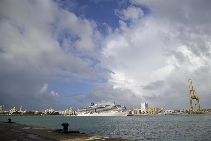 Un crucero anclado esta semana en el Puerto de Cádiz.