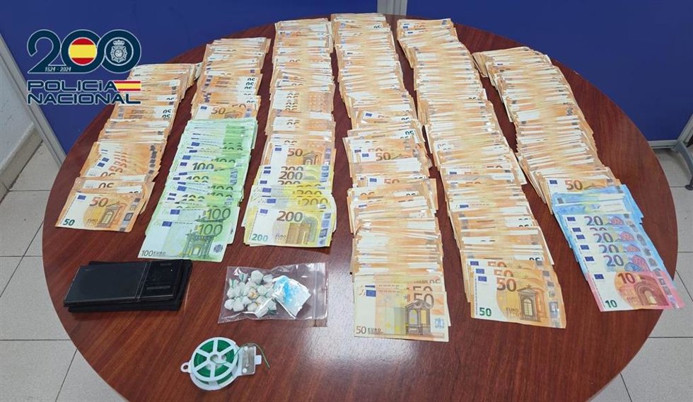 La Policía Nacional detiene a un septuagenario por distribuir droga a bordo de su vehículo por el barrio de Malilla, en Valncia