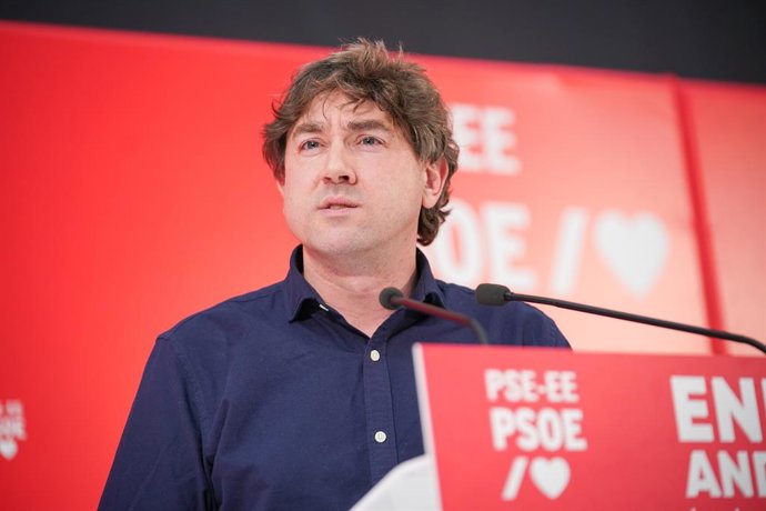 Archivo - El secretario general del PSE-EE y candidato a Lehendakari, Eneko Andueza, interviene durante un acto político del PSE-EE, en el Palacio de Congresos, a 17 de febrero de 2024, en Vitoria-Gasteiz, Álava, País Vasco (España). El PSE-EE ha celebrad