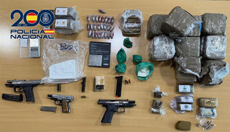 Armas y drogas intervenida en un 'narcopiso' de El Quemadero, en Almería.