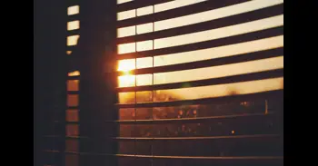 Los expertos aconsejan: bajar las persianas y cerrar las cortinas en casa a las 17:30