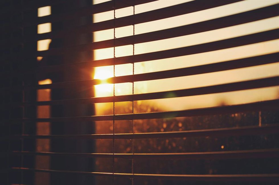 Los expertos lo explican: por qué conviene bajar las persianas y cerrar las cortinas en casa a las 17:30