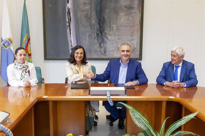 La rectora y el consejero en la firma del convenio de colaboración