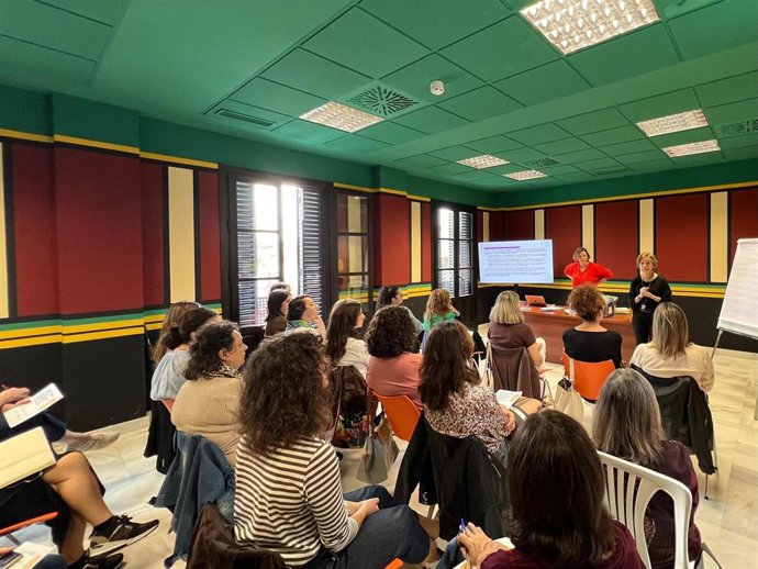 Más de un centenar de profesionales de los centros de la mujer han comenzado una formación enfocada en optimizar la detección, prevención e intervención ante la ciberviolencia de género.