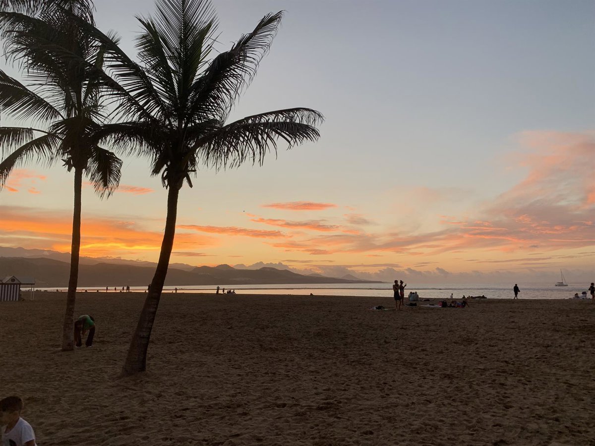 Intervalos nubosos y temperaturas estables para este sábado en Canarias, sin descartar lluvias débiles y ocasionales